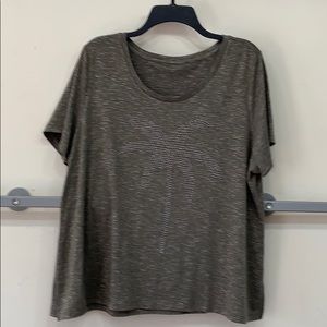 Short sleeve heather green tee with stud motif